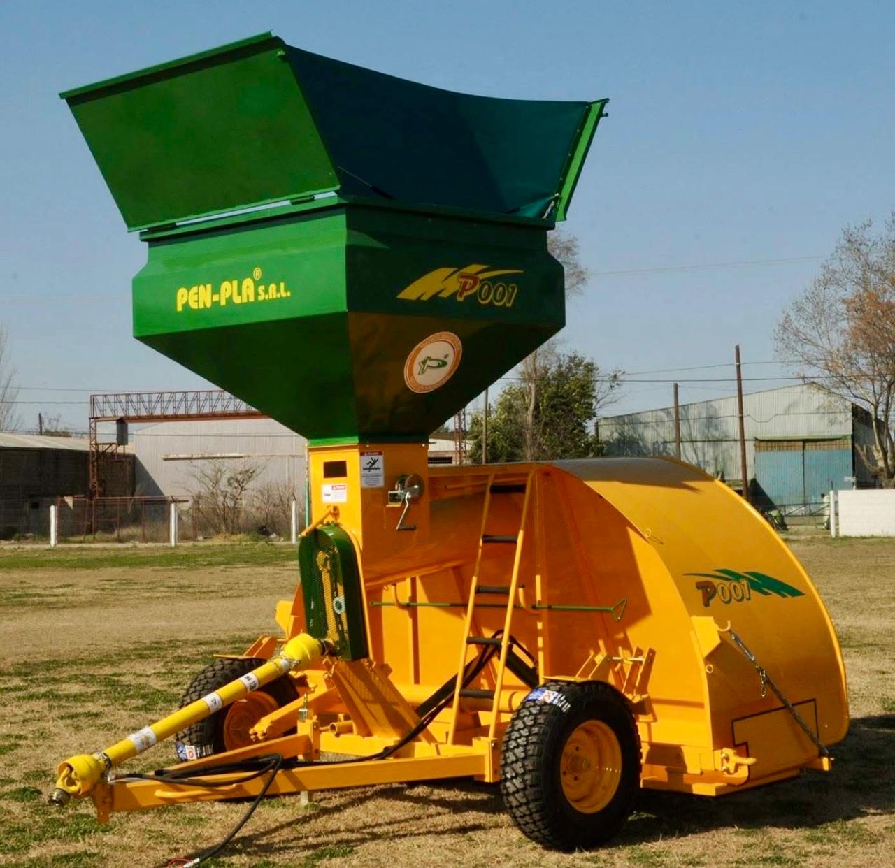 Embolsadora de granos Pen-Pla modelo P001, tolva verde y chasis amarillo