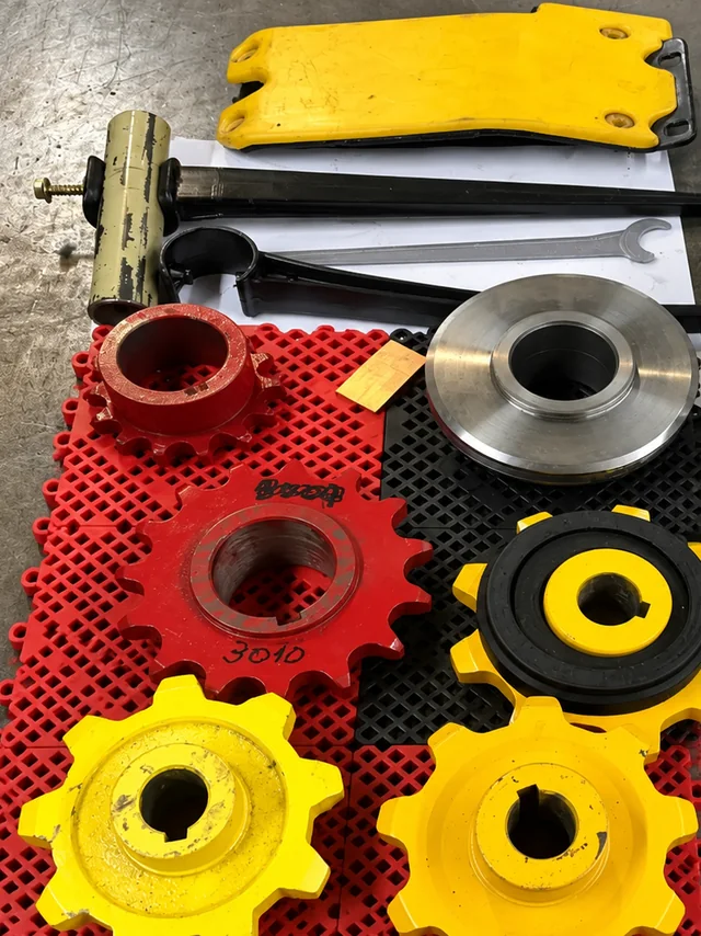 Engranajes y piezas plásticas fabricadas por Pen-Pla en distintos colores