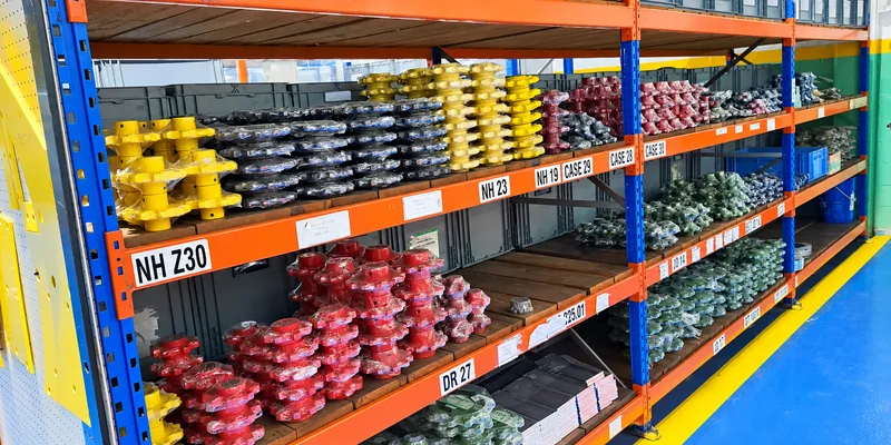Estanterías con repuestos clasificados por modelo de cosechadora