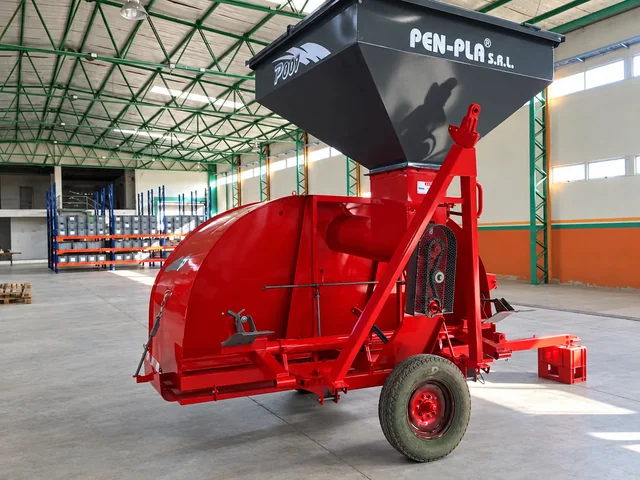 Embolsadora Pen-Pla P001 roja con tolva negra dentro del galpón