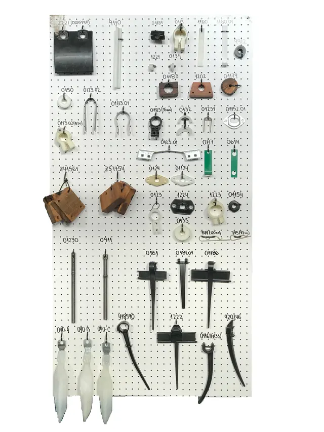 Panel de exhibición con piezas y repuestos de Pen-Pla